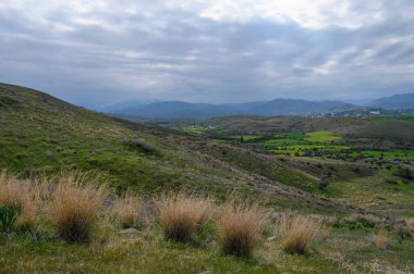 Alacakaranlık huzur içinde çökerken engin yeşil manzaralar doğada sakin bir geri çekilme yaratıyor..