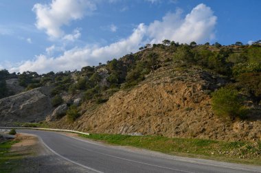 Huzurlu tepelerden geçen kıvrımlı yollar yeşilliklerle benekli, güneşli bir günde keşifleri davet ediyor..