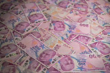 Parlak banknotlar etrafa saçılmış, finansal bolluğun özünü canlı bir şekilde yansıtıyor..