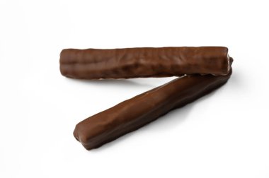 İki zengin çikolata yan yana uzanır, tatlı bir zevk anına ve mutluluğun tadına varmaya davet eder.