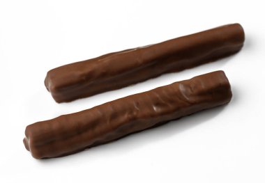 İki çikolata pürüzsüz bir yüzeyde dinleniyor. Tatlı hoşgörüyü davet ediyor ve yakınlardaki herkesi cezbediyor..