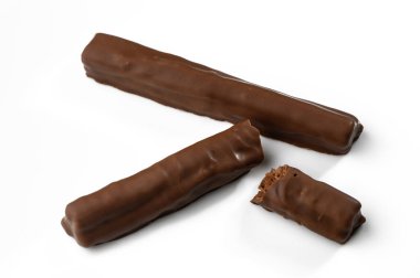 Çekici bir şekilde yerleştirilmiş üç parlak çikolata karşı konulmaz bir lezzet deneyimini davet ediyor..