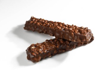 Gevrek fındıkla dolu iki çikolata, hoş abur cubur anlarını anımsatıyor..