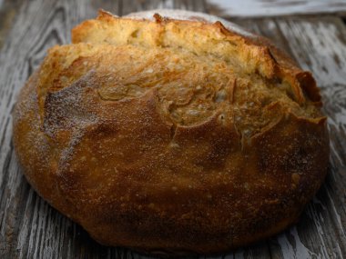 Kıtır kıtır kıtır soslu altın kabuklu ekmek, sade bir masada oturur, sıcaklığı ve ev yapımı rahatlığı davet eder..