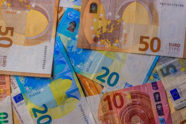 Renkli Avrupa banknotlarının bir koleksiyonu farklı değerler ve karmaşık tasarımlar sergiliyor.