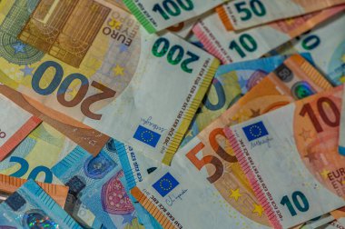 Avro banknotlarından oluşan canlı bir koleksiyonda, görsel zevk için düzleştirilmiş çeşitli mezhepler sergileniyor.