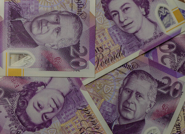 Британские банкноты раскрывают замысловатый дизайн и портреты культовых фигур, демонстрируя уникальные произведения искусства и ценности.