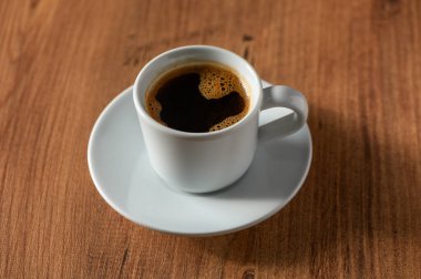 Zengin aroma ve taze demlenmiş kahvenin lezzeti basit beyaz bir fincanda servis edilir..