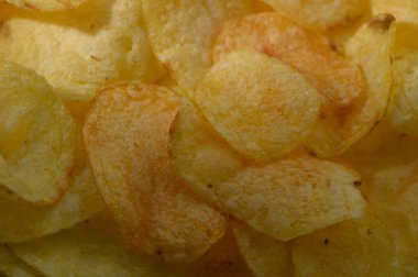 Hafif ve havadar patates cipsleri lezzetli bir çıtır çıtır yapar, sıradan bir toplantı ya da sıcak bir akşam yemeği için mükemmel olur..