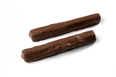 İki yozlaşmış çikolata, parlak, davetkar yüzeyi ile hoşgörüyü davet ederek birlikte dinleniyor..