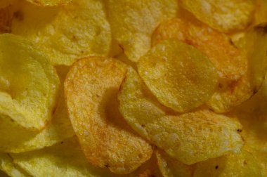 Çıtır patates dilimleri bir araya toplanır, sıcaklık ve lezzet yayar, arkadaşlarla paylaşmak için mükemmeldir..