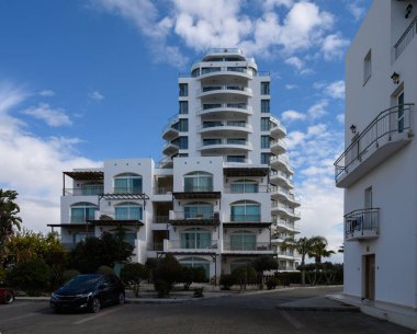 Çevrenin üzerindeki gösterişli sahil oteli kuleleri, canlı bir gökyüzüne karşı güzel mimari tasarımı yansıtıyor..