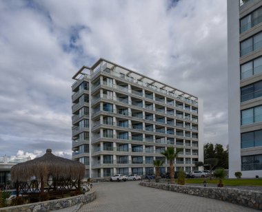 Şık mimari, kıyı şeridine yakın palmiye ağaçları ve sazdan çatıların yer aldığı sakin bir avluyu tamamlıyor..