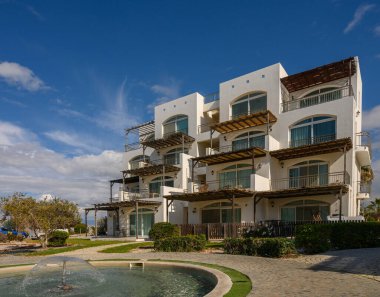 Çağdaş villalar güneşli bir günde sakin bir kıyı manzarasına bakarken rahatlamaya davet ederler..