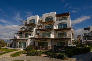 Modern sahil kenarı binaları çarpıcı mimariyi yansıtıyor verimli peyzaj ve güzel gökyüzü arasında.