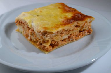 Zengin et sosu ve kremalı peynirle hazırlanmış lezzetli lazanya. Günün her saatinde sağlıklı bir yemek için mükemmel..