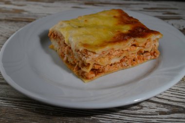 Lezzetli malzemeler ve köpüren peynirle dolu bu lezzetli lazanyanın tadını çıkar..