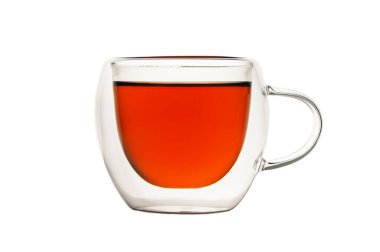 Temiz cam bardakta bol kehribar çayı bulunur, öğleden sonra rahatlama ve sükunet hissi uyandırır..