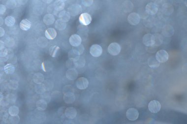 Gün ışığı damlacıkları sakin suda dans eder, sükuneti çağrıştıran büyüleyici yansımalar yapar..