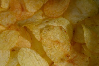 Çıtır patates cipsleri bir kasede yatar, partilere kıtır kıtır şeyler katar ve arkadaşlarla sıradan buluşmalar yapar..