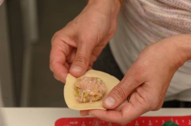 El becerisiyle hamuru lezzetli bir şekilde paketleyip ev yapımı hamur köftesinin özünü özenle yakalıyor..