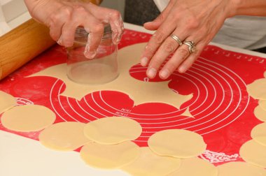 Becerikli eller yuvarlandıkça yaratıcı süreç gelişir ve canlı bir iş yüzeyinde hamur mükemmel daireler şeklinde kesilir..