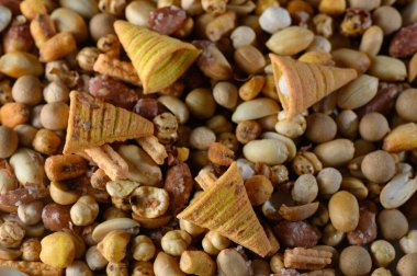 Canlı bir fındık, tohum ve koni şeklinde atıştırmalık karışımı davetkar ve iştah açıcı bir görüntü yaratır..