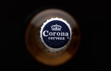 Gaziveren Kıbrıs Rum Kesimi -13.03.2025 Bira Corona Keyifli bir plaj ortamında soğuk bir içecek bekliyor arkadaşlarıyla keyifli bir öğleden sonra için hazırlanıyor.