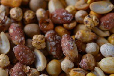 Kavrulmuş fındık ve tohumlardan oluşan çeşitli bir karışım cazip bir ikram sunuyor..