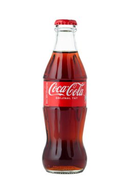 Gaziveren Kıbrıs Rum Kesimi - 12.03.2025 Coca Cola Neşeli güneşli bir günde büyüleyici bir cam şişede soğuk bir içeceğin tadını çıkarıyor.