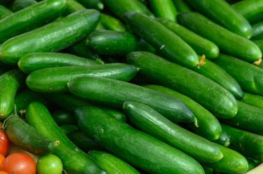 Piyasayı dolduran renkli salatalıklar müşterileri sağlıklı ve lezzetli seçeneklerin zevkine varmaya davet ediyor..