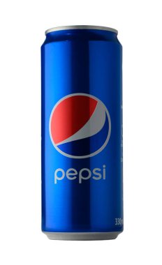 Gaziveren Kıbrıs Rum Kesimi -13.03.2025 Parlak mavi bir içecek kutusu, ferahlatıcı cazibesini sergileyerek el değmemiş bir arka plana karşı dimdik ayakta duruyor. Güneşli bir öğleden sonra susuzluğu gidermek için ideal..