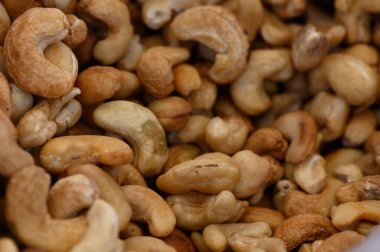 Yakından bakıldığında değişik dokulara ve renklere sahip kaju fıstıklarının, rahat bir pazar atmosferinde çekici doğal şekillerini vurguluyor..