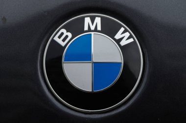 Gaziveren Kıbrıs Rum Kesimi -17.03.2025 bmw Yumuşak ışık altında çarpıcı bir amblem parıldıyor, sembolik mavi ve beyaz kadranlar, otomotiv tasarımında zarafet ve iyi tasarlanmış işçiliği temsil ediyor.