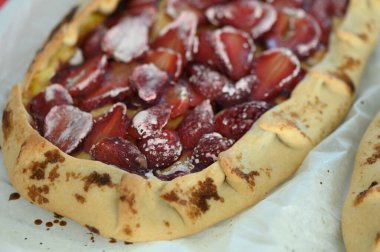 Olgun çileklerle dolup taşan renkli hamur işleri hoşgörü anlarını bekliyor, sıcak ve aromalı sıcak bir mutfakta beyaz bir fırın çarşafının üzerinde dinleniyorlar..