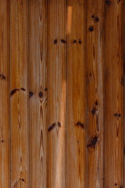 Güneş ışığı, ahşap tahtaların zengin dokusunu aydınlatan bir kabin penceresinden nazikçe süzülür. Her düğüm ve tahıl bir hikaye anlatıyor, günün erken saatlerinde uzaya sıcaklık ve rahatlık davet ediyor..