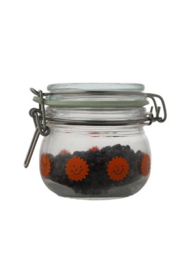 Parlak dekore edilmiş, siyah şekerlemelerle dolu bir kavanoz masanın üzerinde neşeli bir şekilde oturur ve toplantılara neşeli bir hava katar. Gülen suratlar bu zevki arttırır.