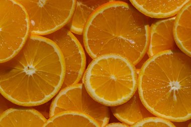 Parlak portakal dilimleri, sulu dokuları ve canlı renkleri ile güzel bir desen içinde düzenlenir. Yaz tarifleri ya da ferahlatıcı içecekler için idealdir. Şehriyeli bir lezzeti davet ederler..