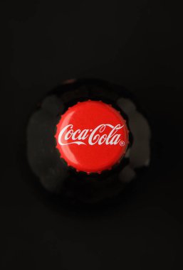 Gaziveren Kıbrıs Rum Kesimi -12.03.2025 Coca Cola 'nın çarpıcı ayrıntıları, koyu siyah arkaplanla güzel tezat oluşturan parlak kırmızı başlıktan ortaya çıkmaktadır.