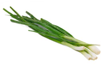 Gevrek yeşil soğanlar yan yana uzanır, parlak tonlarını sergilerler, yemek ve salatalara lezzet katmak için mükemmeldirler..