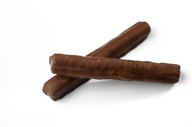 Birbirine yaslanmış iki çikolatalı çikolata lezzetli bir zevk anına davetiye çıkarıyor..