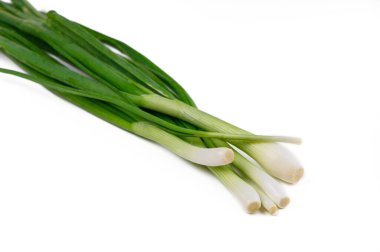 Canlı yeşil soğanlar temiz bir yüzeyde dinleniyor, lezzetli yemekler için lezzet ve yaratıcılığı davet ediyor..