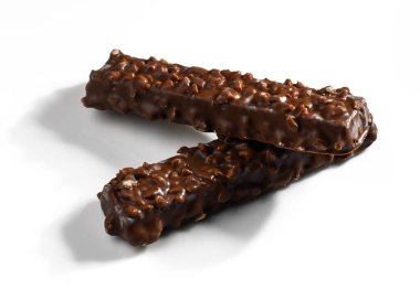 Taze beyaz bir yüzey üzerinde gevrek fındıklı iki çikolata, tatlı bir hoşgörü anına davetiye çıkarıyor..