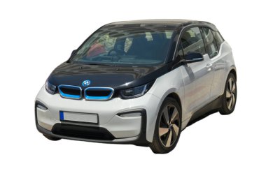 Gaziveren Kıbrıs Rum Kesimi -28.02.2025 Canlı bir şehirde parlak bir elektrikli araba parlıyor, parlak güneş ışığı altında teknoloji ve sürdürülebilirlik gösteriyor.