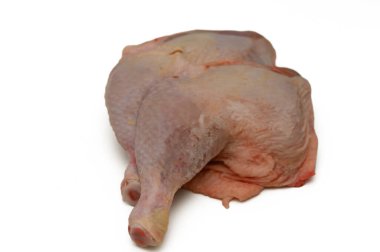 İki çiğ tavuk bacağı baharat ve yemek yapmayı bekliyor. Taze görünüşlerini ve doğal renklerini sergiliyorlar..