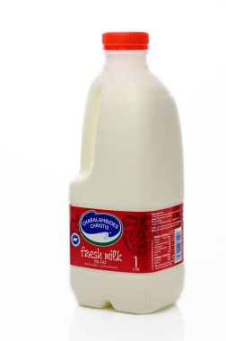 Gaziveren Kıbrıs Rum Kesimi -25.01.2025 Plastik bir şişe taze, kremalı süt, saf ve besleyici özünü vurgulayarak beyaz arka planda duruyor.
