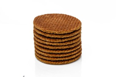 Yığılmış gofretler, çıtır çıtır dokularını ve tatlı karamel dolgusunu vurgulayan baştan çıkarıcı bir görüntü yaratırlar..