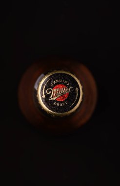 Gaziveren Kıbrıs Rum Kesimi -12.03.2025 Bira Miller Keyfini çıkarmayı bekleyen soğuk bir şişe, arkadaşlarla bir an rahatlama ve eğlenmeyi öneriyor.