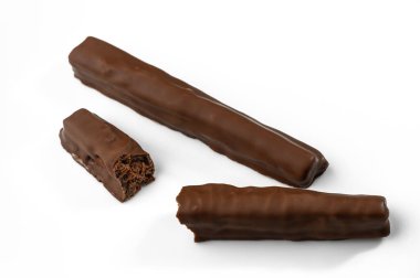 Üç parlak çikolata, baştan çıkarıcı katmanlar sergiliyor, her yerde tatlı aşıklar için baştan çıkarıcı arzular var..