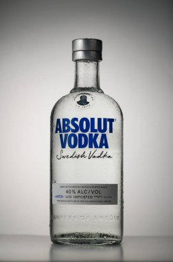 Gaziveren Kıbrıs Rum Kesimi -03.03.2025 Absolut Votka İsveç marka bir votkadır. Bu büyüleyici şişe gelişmişlik yayar ve minimalist tasarımda İsveç votkasının özünü somutlaştırır..